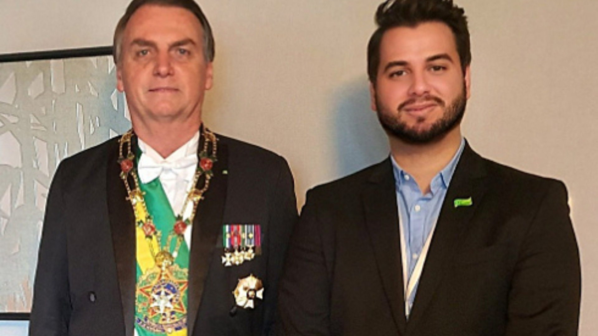 Chefe da assessoria internacional de Bolsonaro não tem compromisso na agenda oficial há 8 meses. Os dois aparecem em foto juntos lado a lado sem máscara.