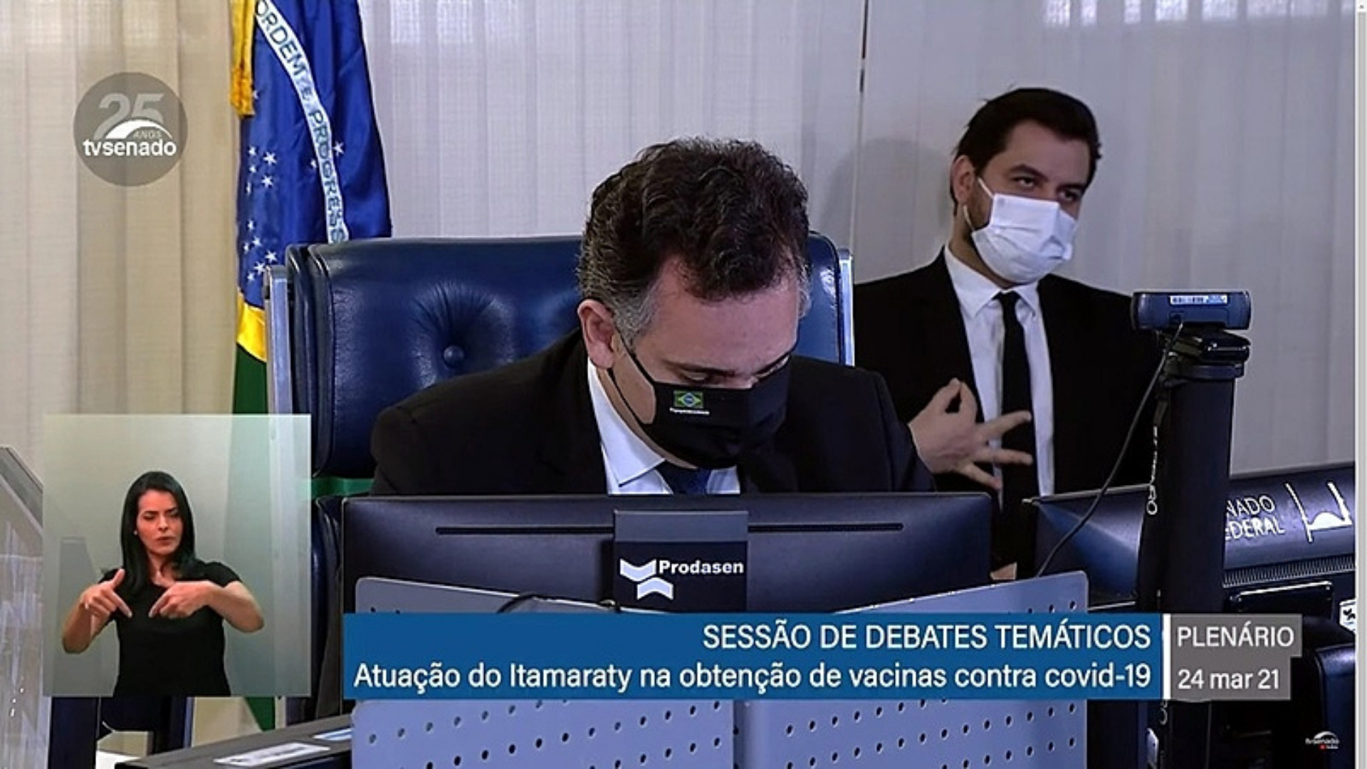 Foto de atuação no plenário do Senado. 