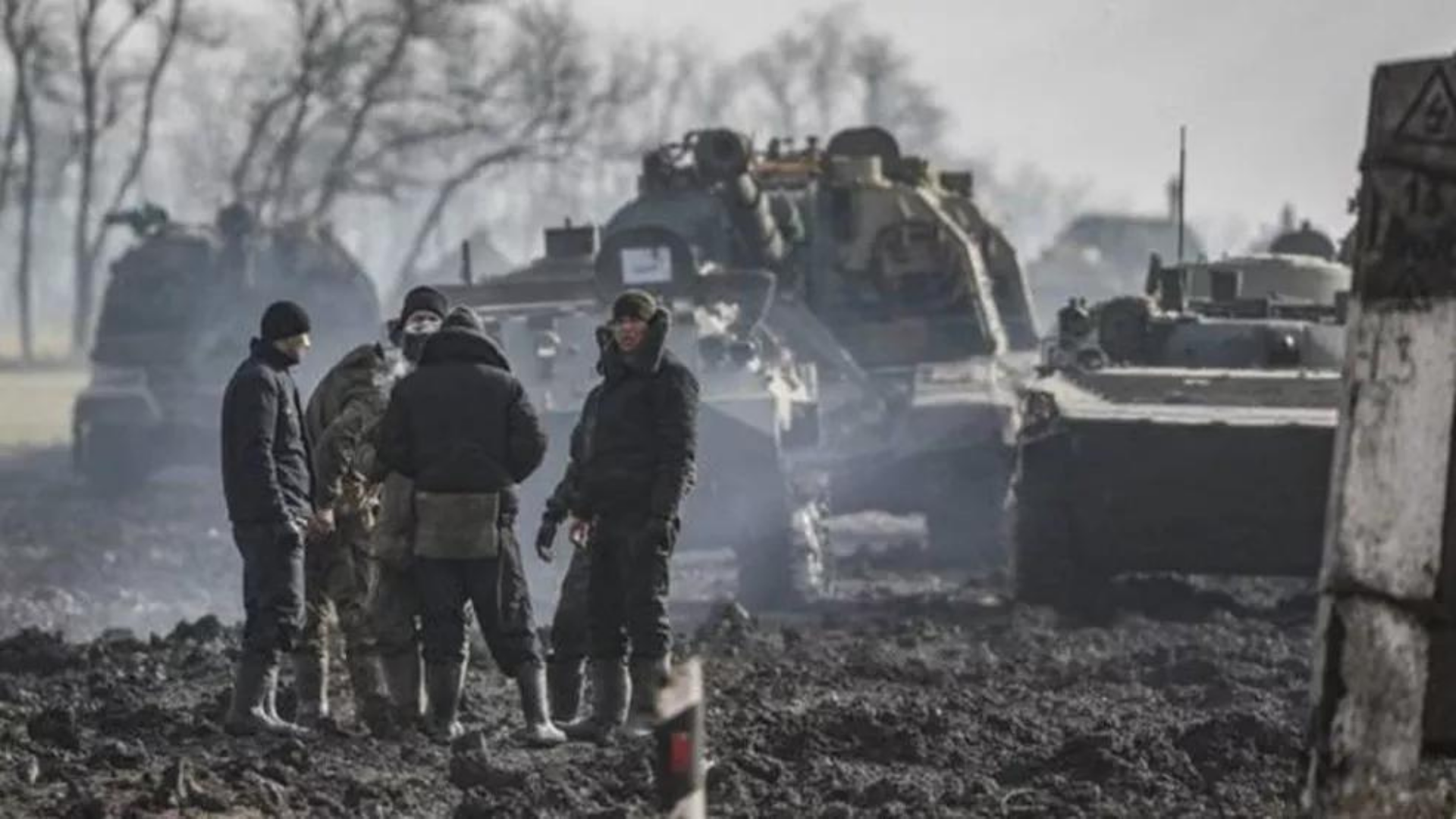 Agora vai: Guerra na Ucrânia pode ajudar 3ª via, diz o Valor. Foto de soldados em uma região atacada, ele estão na frente de um tanque de guerra.