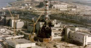 Por que Chernobyl é tão importante para Rússia e Ucrânia. Foto da usina de Chernobyl com prédios e usina abandonada.