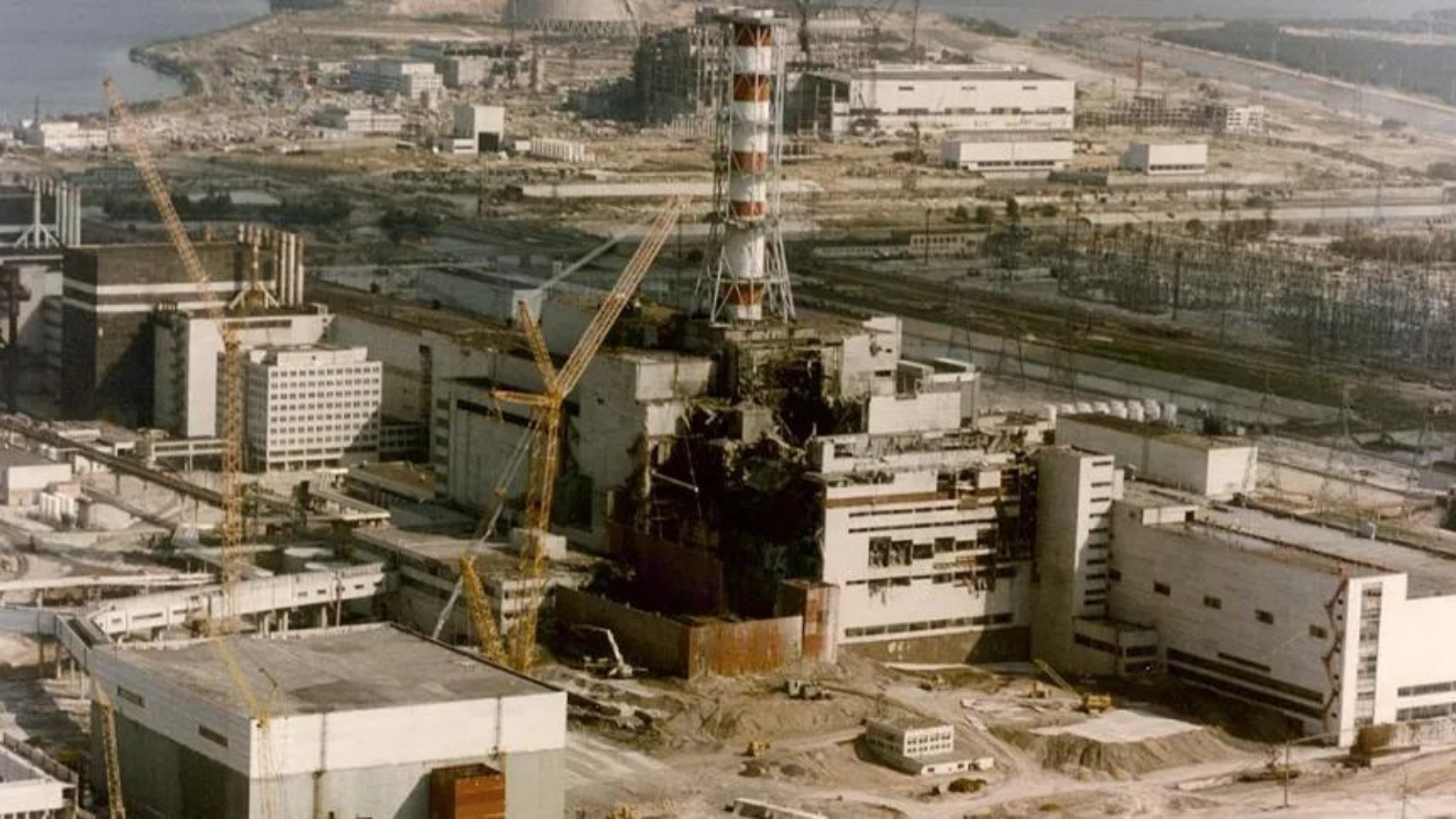 Por que Chernobyl é tão importante para Rússia e Ucrânia. Foto da usina de Chernobyl com prédios e usina abandonada.