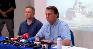 Bolsonaro diz que manterá "neutralidade" sobre guerra na Ucrânia. Foto do presidente sentado em uma mesa dando entrevista coletiva.