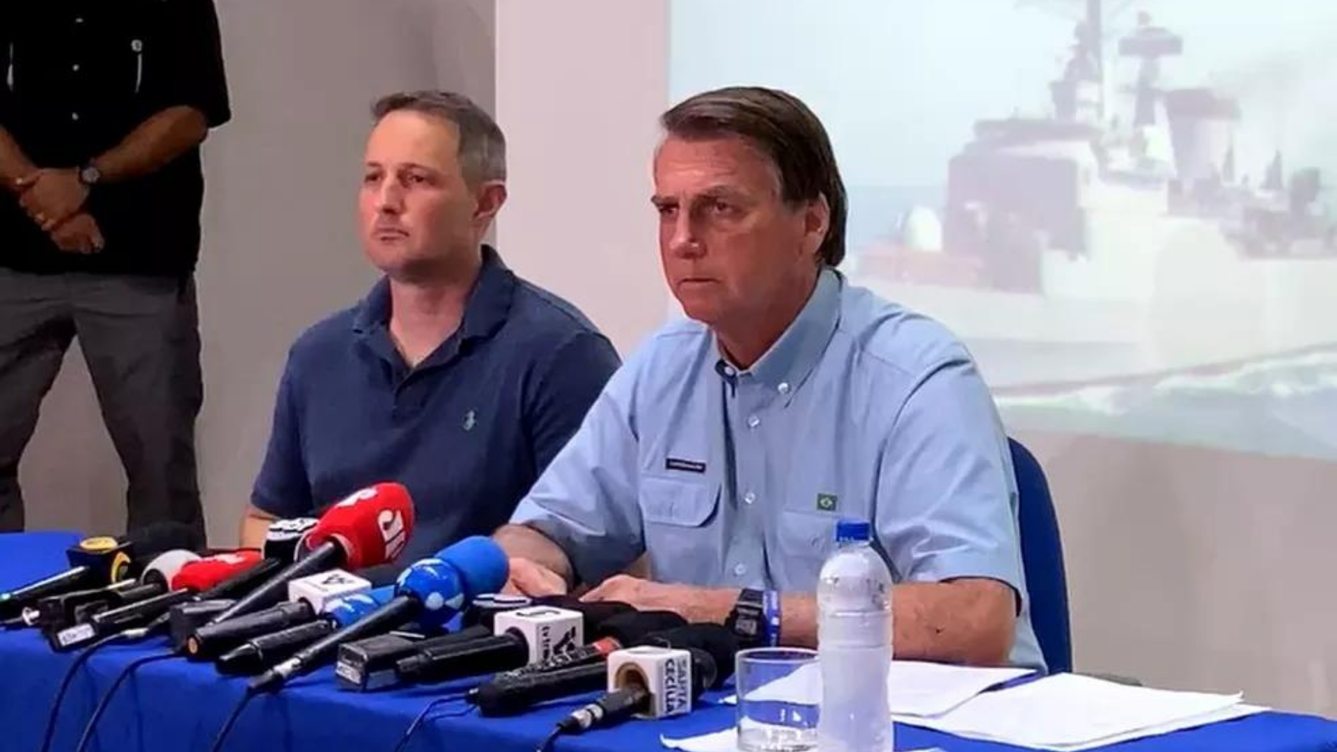 Bolsonaro diz que manterá "neutralidade" sobre guerra na Ucrânia. Foto do presidente sentado em uma mesa dando entrevista coletiva.