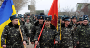 Ucrânia não vai exigir visto para quem quiser lutar na guerra. foto de soldados utilizando fardamento e roupas para o frio na rua.