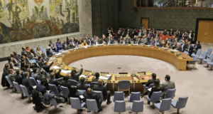 Conselho da ONU aprova sessão de emergência. Foto da mesa em formato circular com vários representantes diplomáticos reunidos