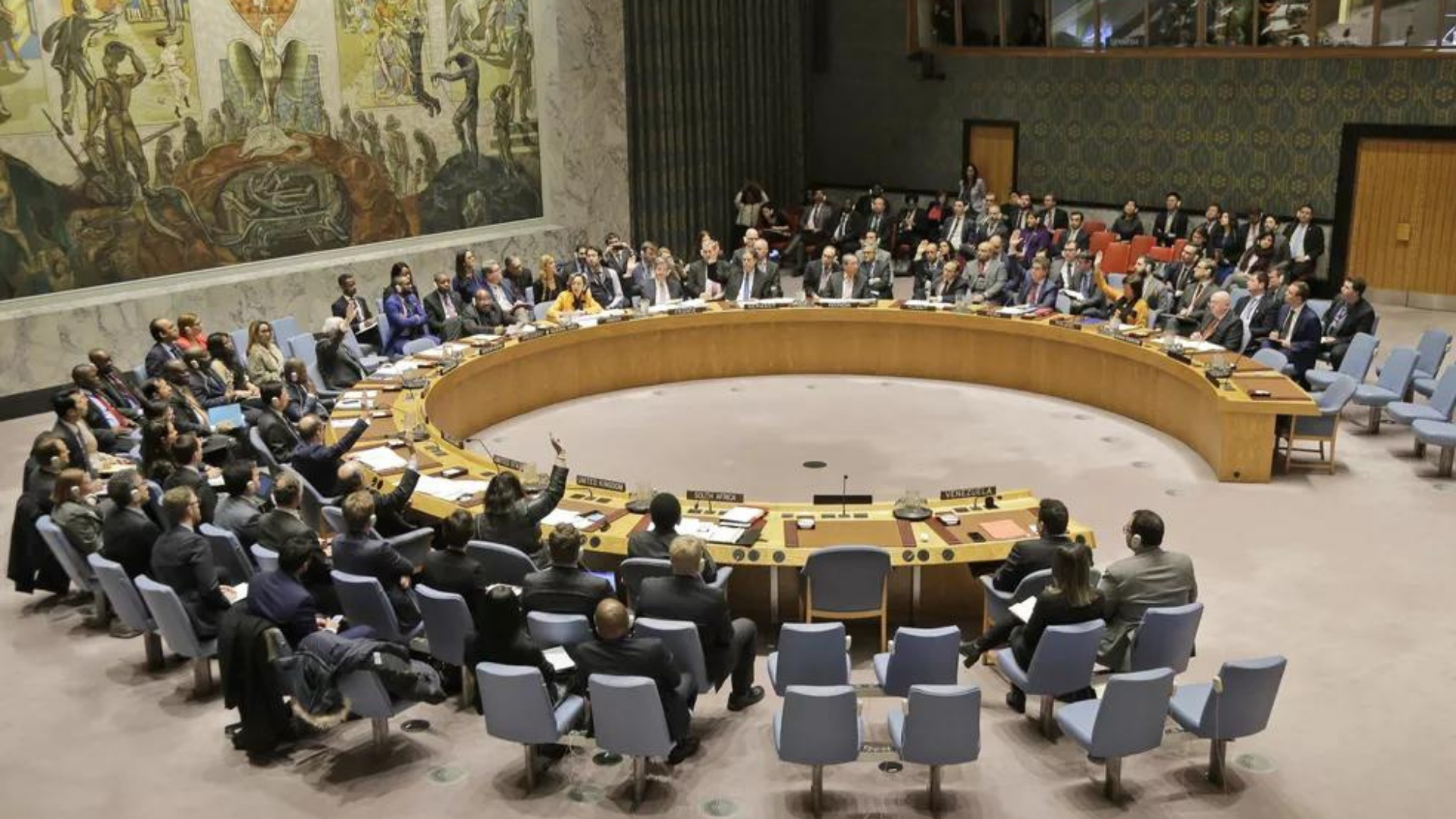 Conselho da ONU aprova sessão de emergência. Foto da mesa em formato circular com vários representantes diplomáticos reunidos