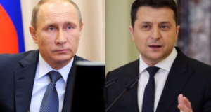 Rússia e Ucrânia farão reunião nesta segunda. Montage, à esquerda, foto de Putin com expressão séria e usando terno preto, à direita, foto de Zelensky gesticulando e falando ao microfone.