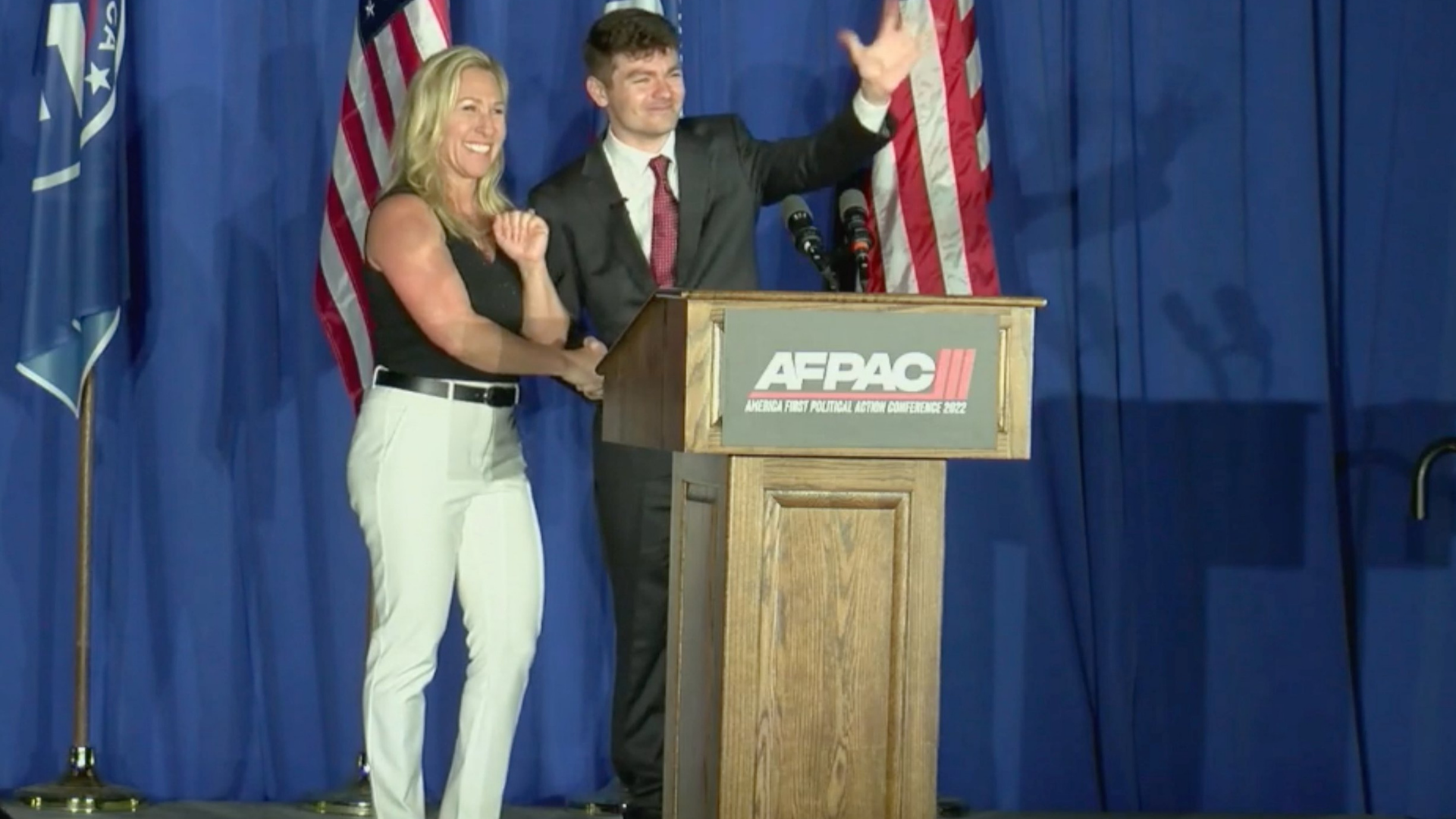 Supremacistas brancos gritam “Putin” em evento nos EUA. Foto de Nick Fuentes com deputada pró-Trump durante o discurso.