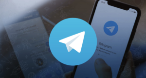 Fundador do Telegram recua e diz que não vai restringir canais. Foto da tela do aplicativo em um celular. O símbolo é um avião de papel branco dentro de um círculo azul