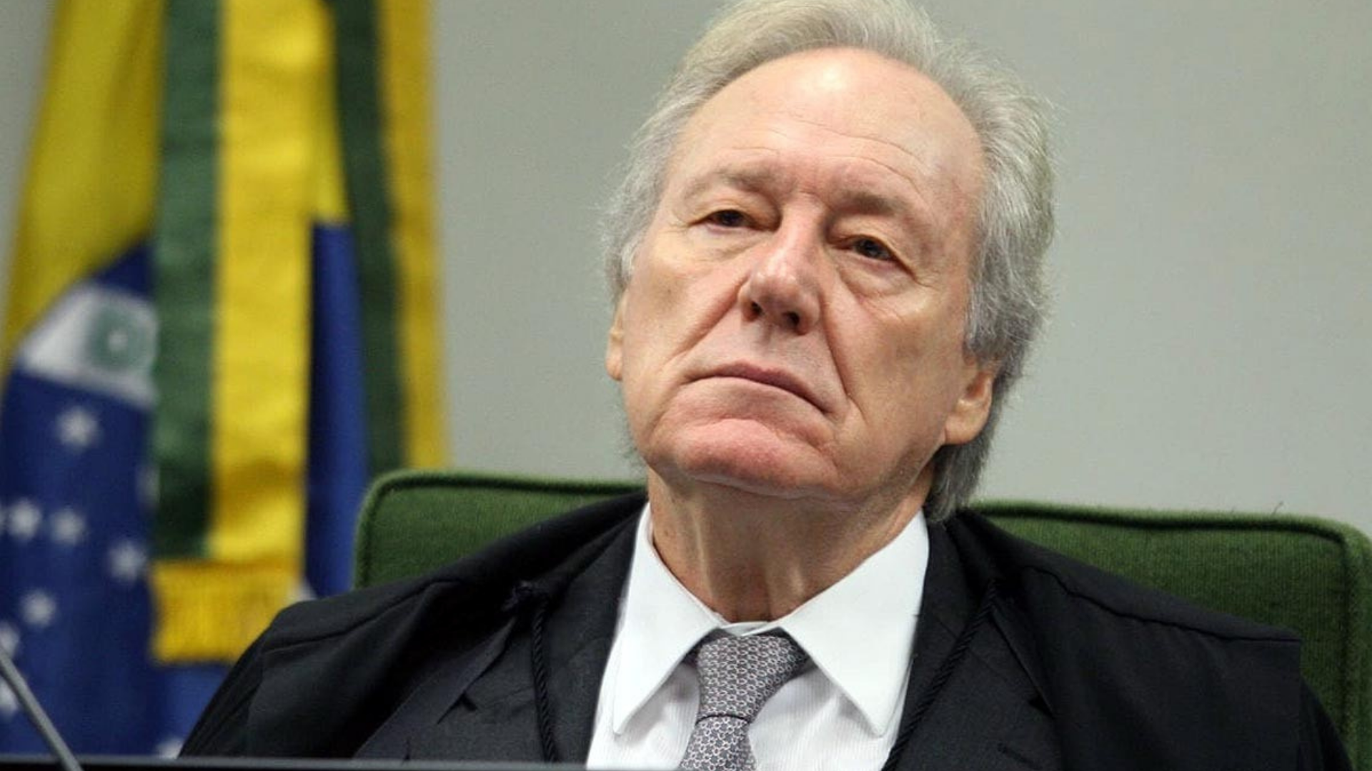 Lewandowski envia pedido de investigação contra Flávio Bolsonaro à PGR. Ministro tem olhar sério, determinado e está no plenário do STF.