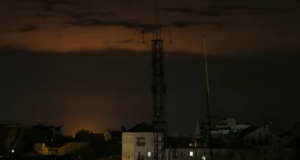 Novas explosões são registradas em Kiev. Foto do céu ucraniano com clarões laranja.