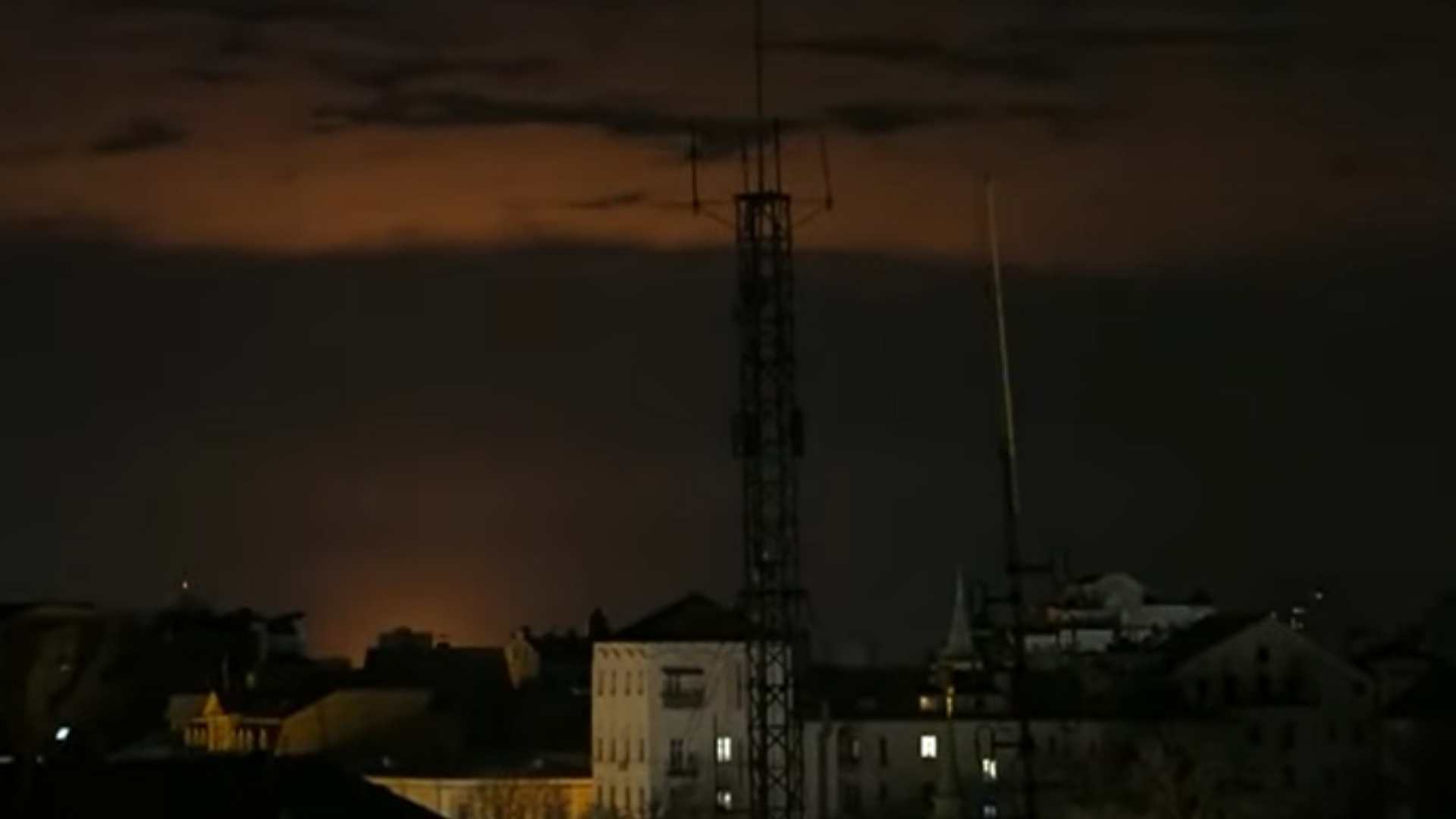 Novas explosões são registradas em Kiev. Foto do céu ucraniano com clarões laranja.