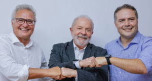 Lula vai se reunir com MDB. Renan Claheiros, Renan Filho e Lula reunidos juntos em uma foto com aperto mútuo de mãos.