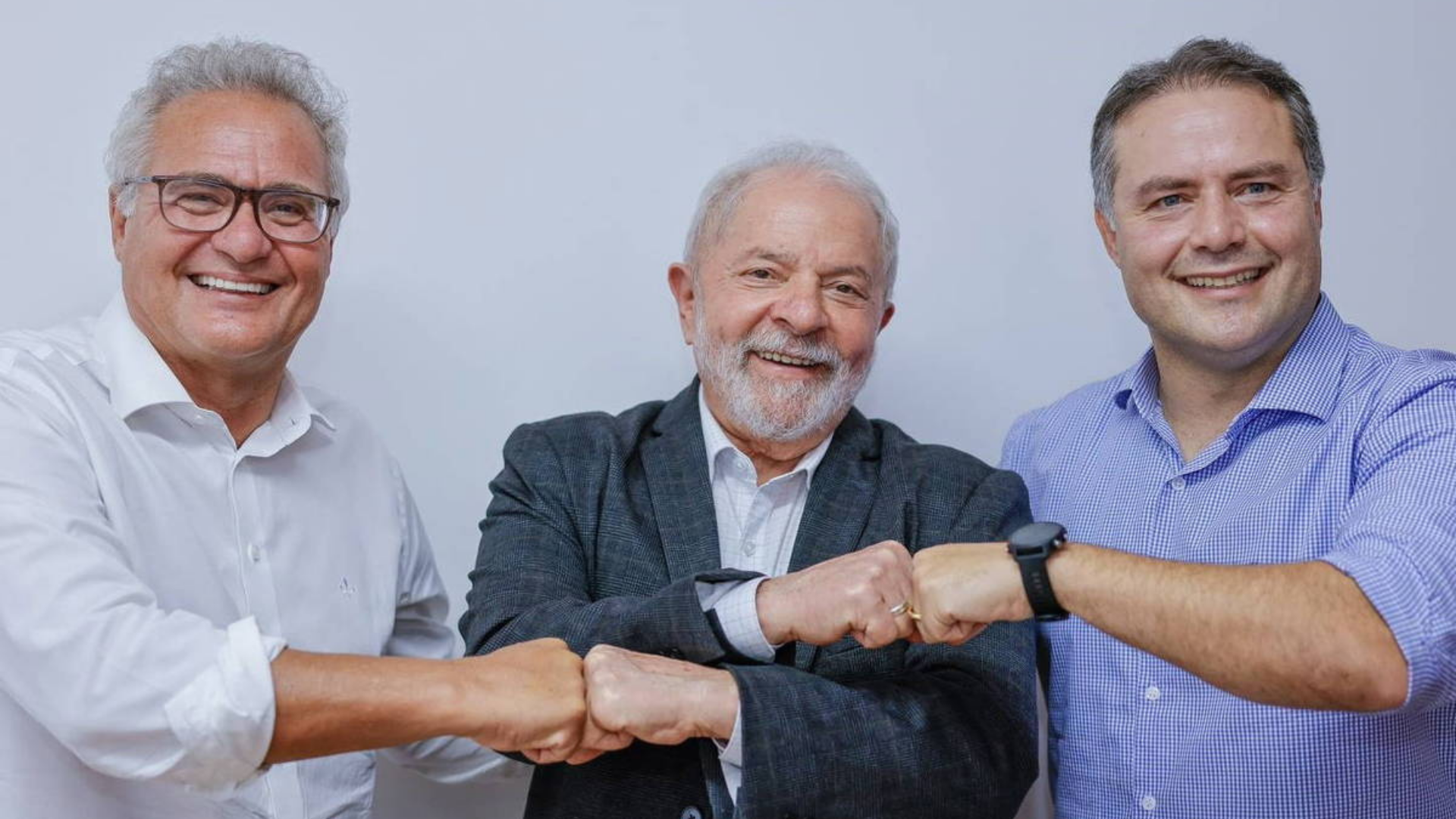 Lula vai se reunir com MDB. Renan Claheiros, Renan Filho e Lula reunidos juntos em uma foto com aperto mútuo de mãos.