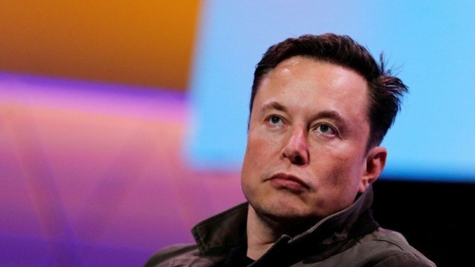 Ucrânia: Elon Musk fornece internet via satélite. Ele aparece com expressão séria e olhar fixo em algo.