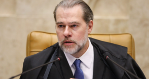 Toffoli barra prevaricação de MP. Foto de Toffoli falando ao microfonec com roupas usuais do STF.