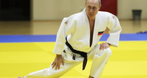 Putin é suspenso da Federação Internacional de Judô, Ele usa o fardamento específico na cor branca e tem expressão séria.