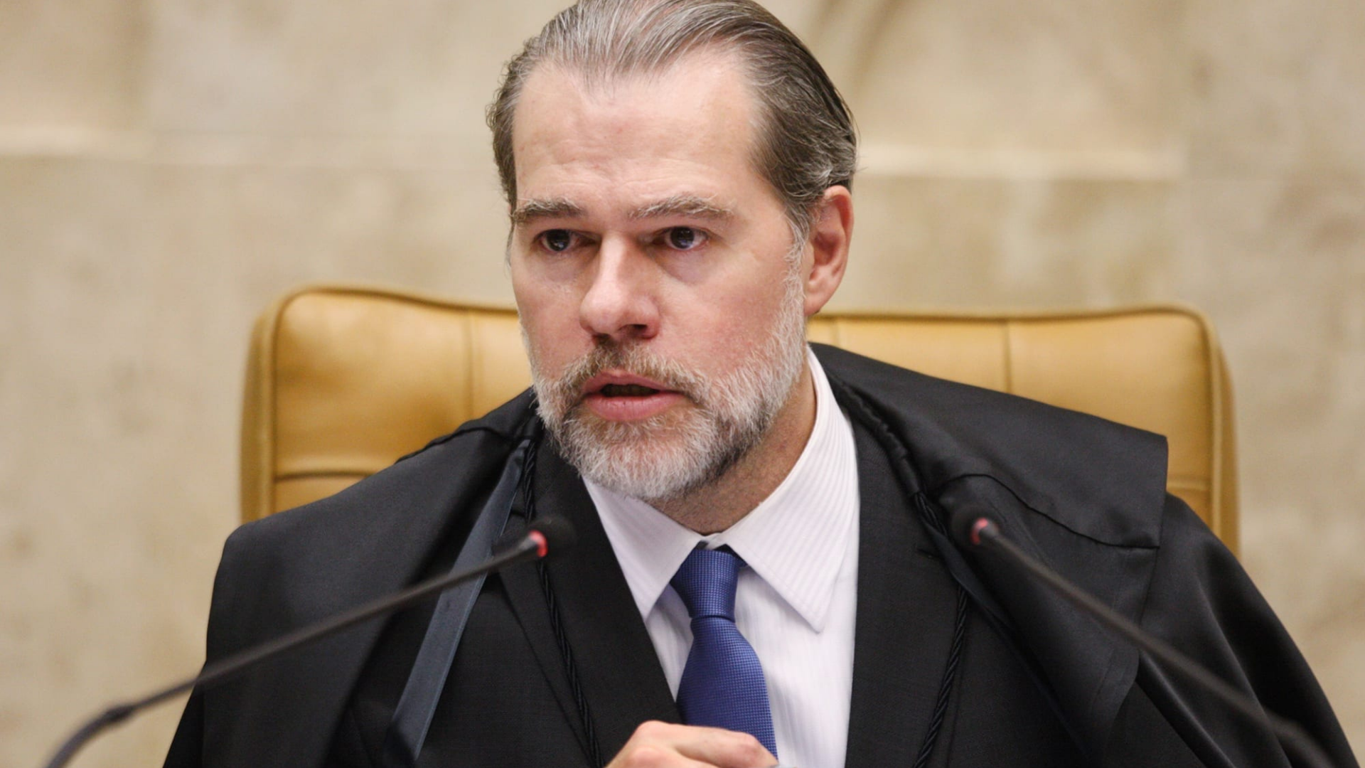 Toffoli barra prevaricação de MP. Foto de Toffoli falando ao microfonec com roupas usuais do STF.