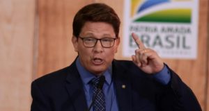 Mário Frias falando com o dedo em riste