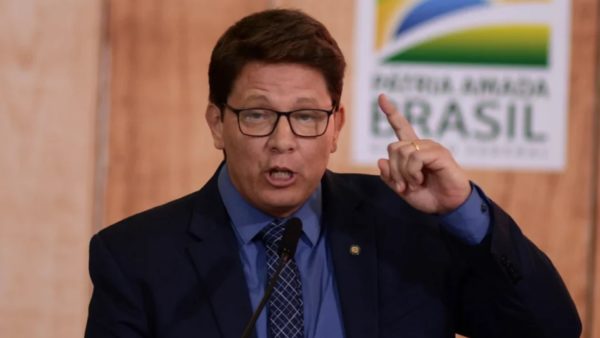 Mário Frias falando com o dedo em riste