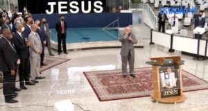 Pastor discursando em igreja
