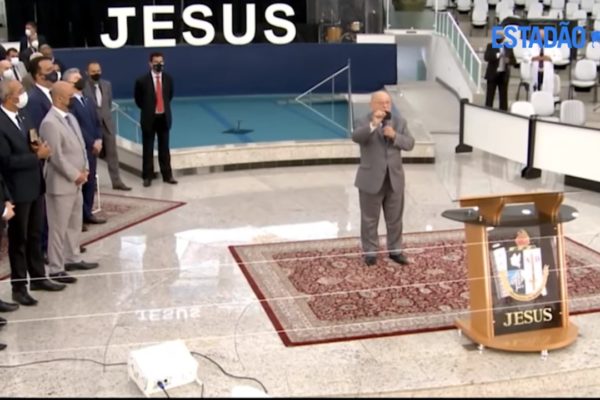 Pastor discursando em igreja