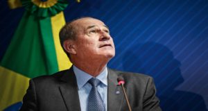 General Fernando Azevedo: defende urnas eletrônicas e enquadra Bolsonaro