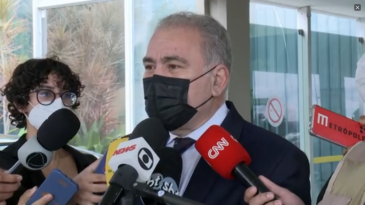 Queiroga dando entrevista coletiva: Queiroga diz que criança não pode ser obrigada a receber vacina