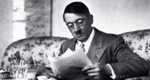 Adolf Hitler lendo