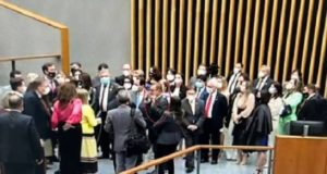 Ministro Humberto Martins, presidente do STJ, circula entre advogados com máscara anti-Covid no queixo.