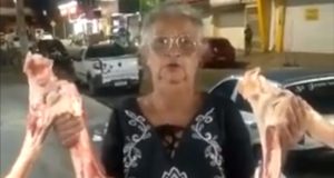 Idosa com ossos