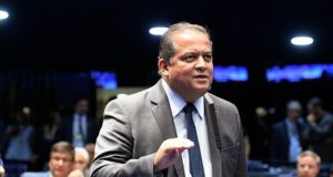 O senador Eduardo Gomes (MDB-TO), líder do governo. Imagem: Senado