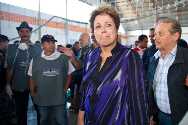 A ex-presidente Dilma (PT) chorando no local onde estavam os corpos das vítimas da tragédia da boate Kiss, em Santa Maria-RS.