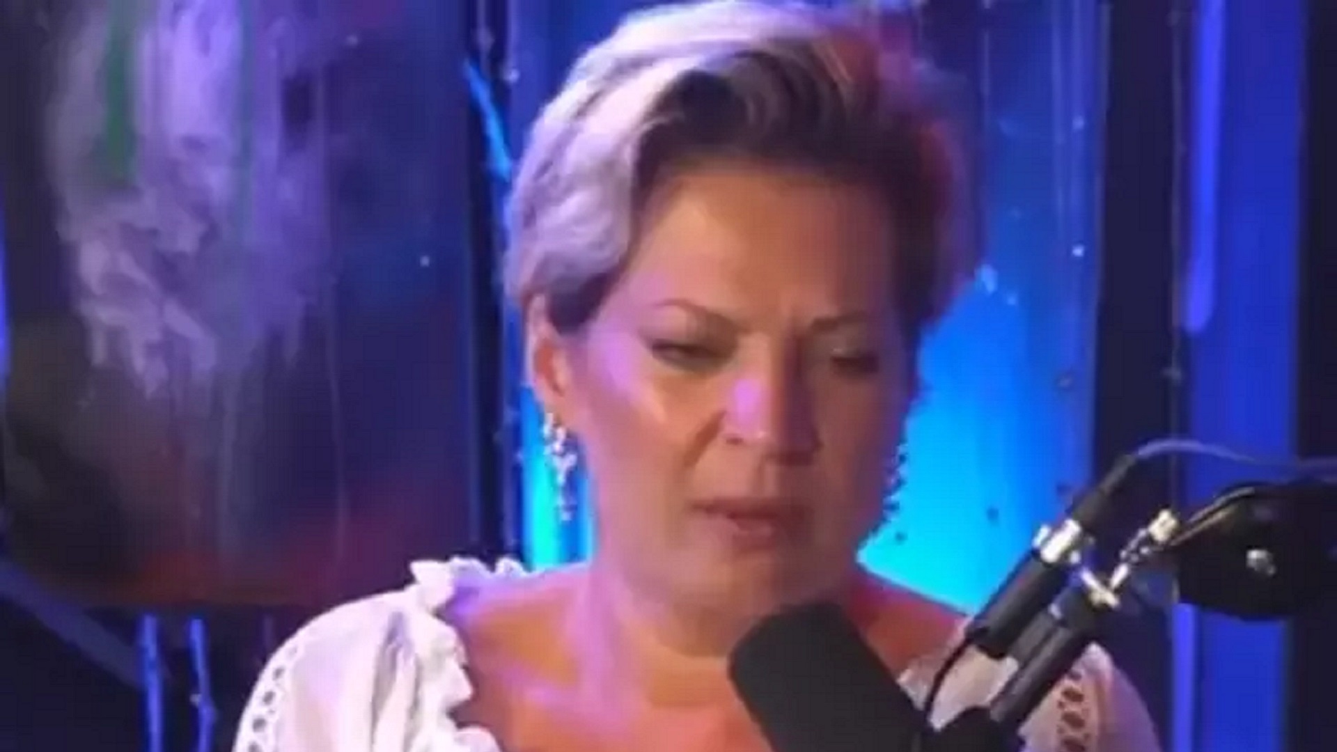 Joice diz que Bolsonaro chorava como uma "menininha" no gabinete