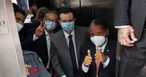 Kassab fica preso no elevador