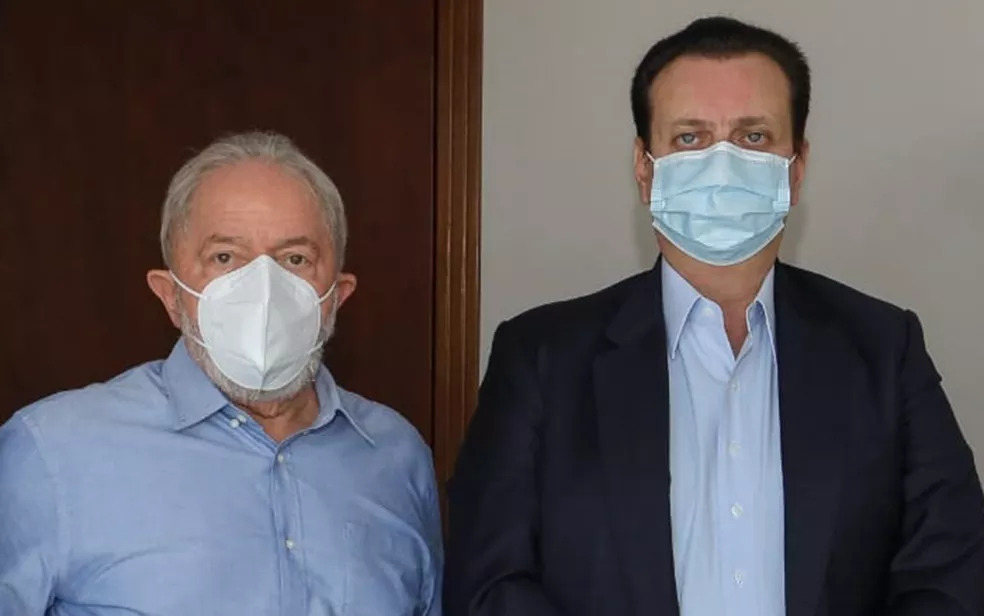 Lula e Kassab lado a lado usando máscara de proteção: Namoro entre Kassab e PT ganha força