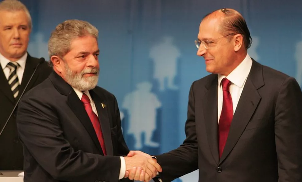 Alckmin cumprimentando Lula: Alckmin se derrete por Lula