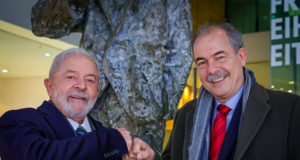 Aloizio Mercadante e Lula se cumprimentando com o "soquinho"