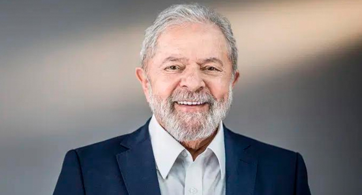Lula sorrindo: Empresa revela quais as chances de Lula vencer as eleições