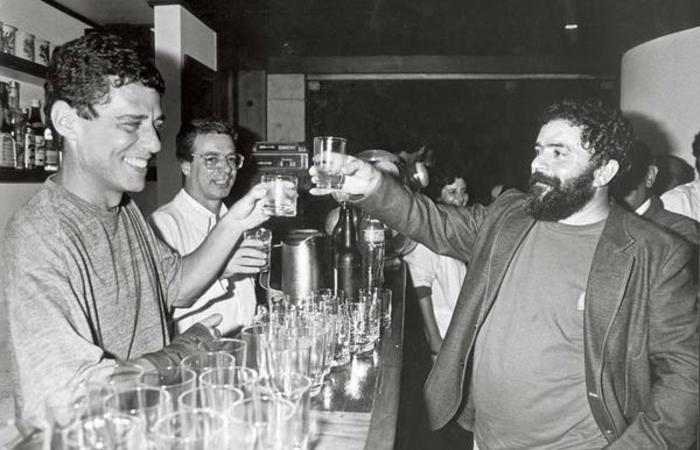 Lula bebendo cerveja ao lado de Chico Buarque