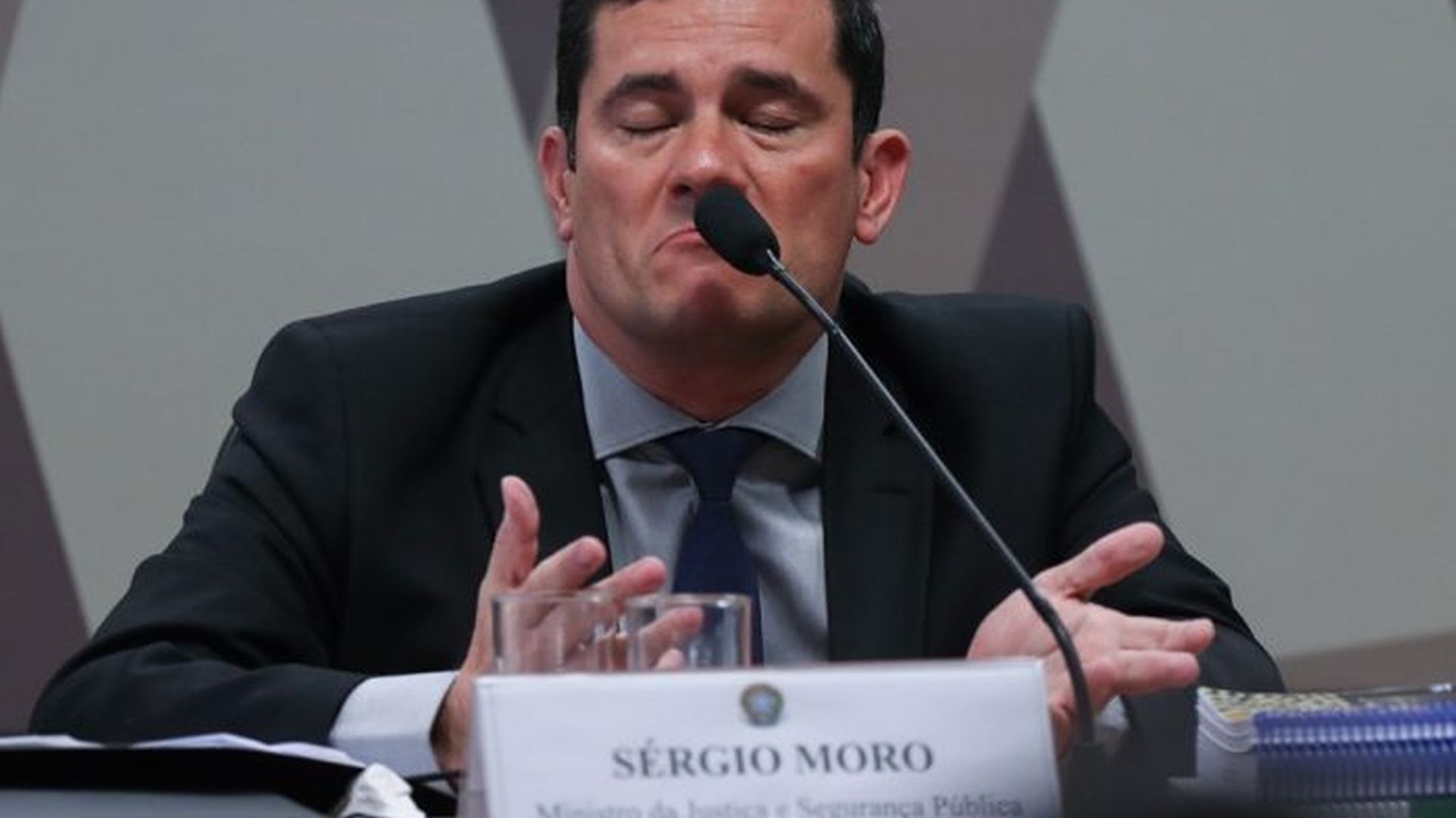 Moro fazendo careta com um microfone diante dele