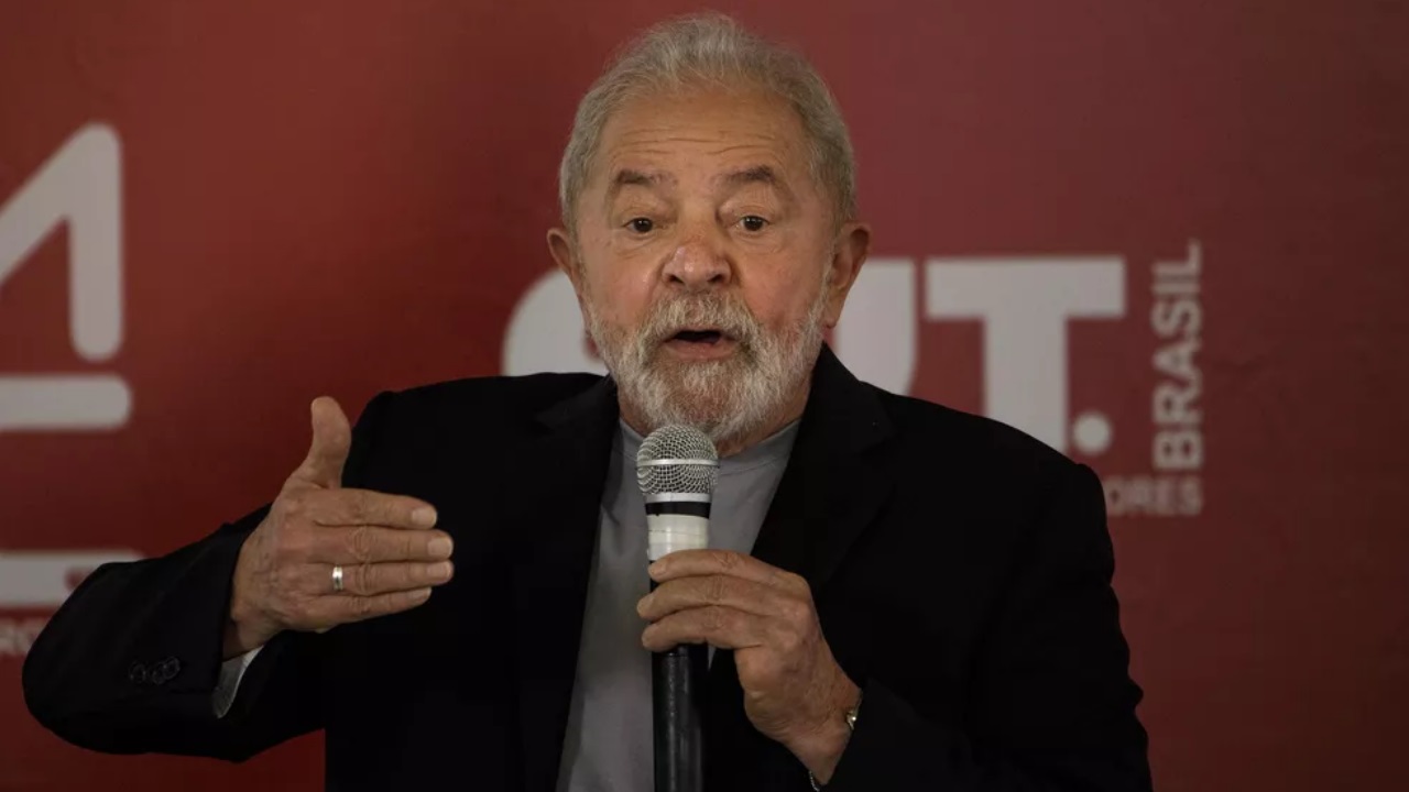 Lula segurando microfone