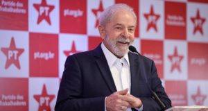 Lula dando discurso e sorrindo