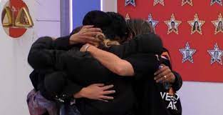 Participantes do Big Brother abraçando Jardel