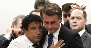 Magno Malta abraçado com Bolsonaro: Centrão quer que Bolsonaro chute Magno Malta