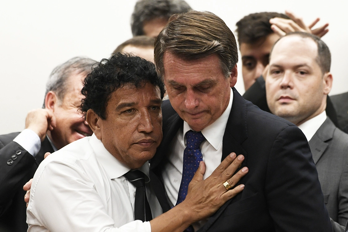 Magno Malta abraçado com Bolsonaro: Centrão quer que Bolsonaro chute Magno Malta