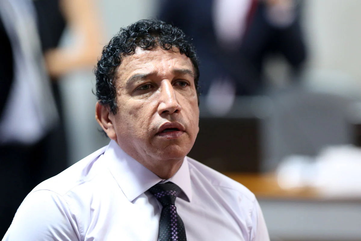 Magno Malta de terno e gravata: VÍDEO: Com Bolsonaro, Magno Malta faz "culto" e comete irregularidade