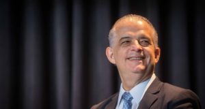 Márcio França sentado e sorrindo: Márcio França revela se vai ser candidato ao governo de SP