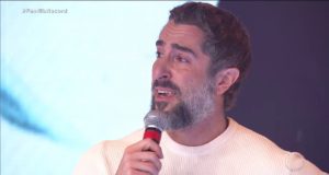 Marcos Mion chorando no programa da Record: Marcos Mion revela que foi censurado na Record