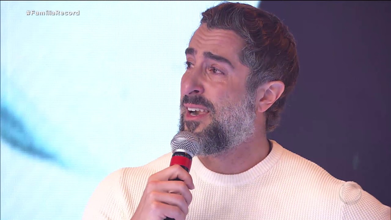 Marcos Mion chorando no programa da Record: Marcos Mion revela que foi censurado na Record